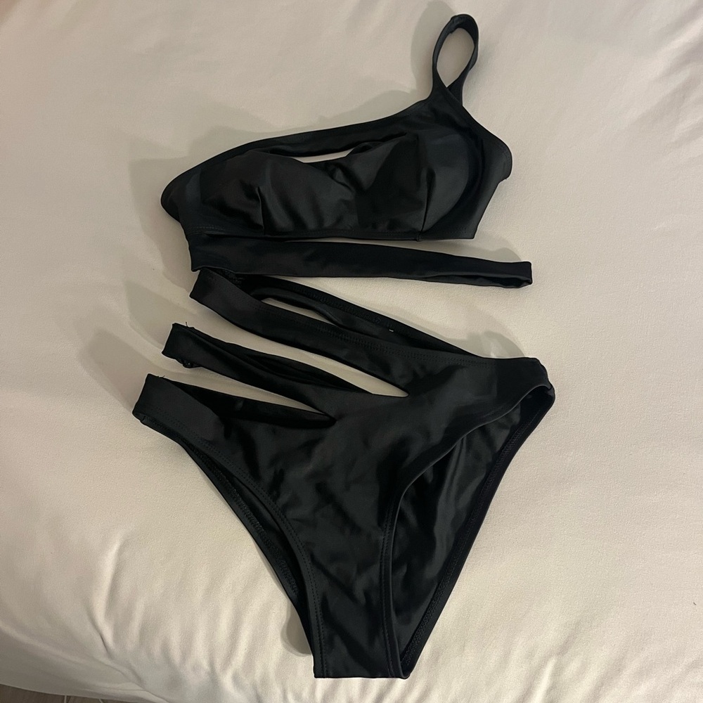 Black One-Shoulder Cutout Swimsuit